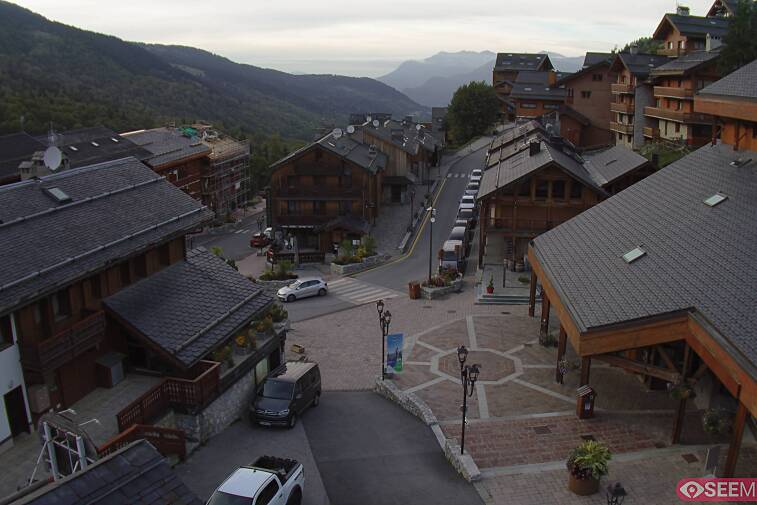 Webcam view of the square at the heart of Meribel, as seen from Hotel Le Doron. On the right is the Tourist Office and main Post Office. Sometimes you can see live entertainment in the square in front