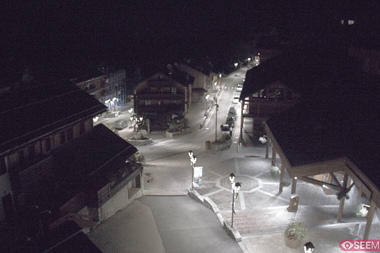 Webcam view of the square at the heart of Meribel, as seen from Hotel Le Doron. On the right is the Tourist Office and main Post Office. Sometimes you can see live entertainment in the square in front
