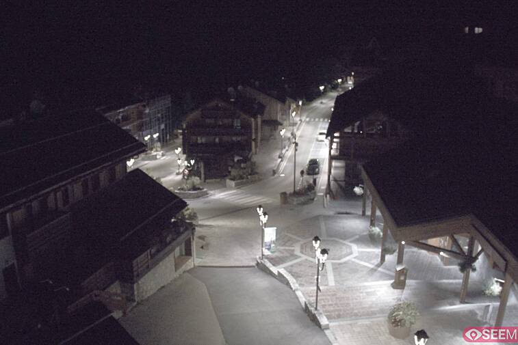 Webcam view of the square at the heart of Meribel, as seen from Hotel Le Doron. On the right is the Tourist Office and main Post Office. Sometimes you can see live entertainment in the square in front