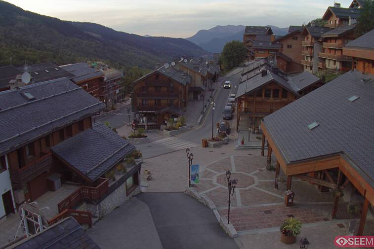 Webcam view of the square at the heart of Meribel, as seen from Hotel Le Doron. On the right is the Tourist Office and main Post Office. Sometimes you can see live entertainment in the square in front