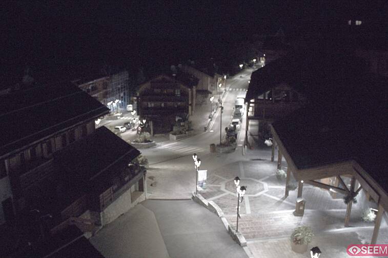 Webcam view of the square at the heart of Meribel, as seen from Hotel Le Doron. On the right is the Tourist Office and main Post Office. Sometimes you can see live entertainment in the square in front