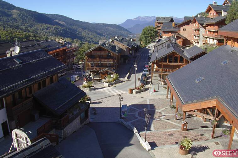Webcam view of the square at the heart of Meribel, as seen from Hotel Le Doron. On the right is the Tourist Office and main Post Office. Sometimes you can see live entertainment in the square in front