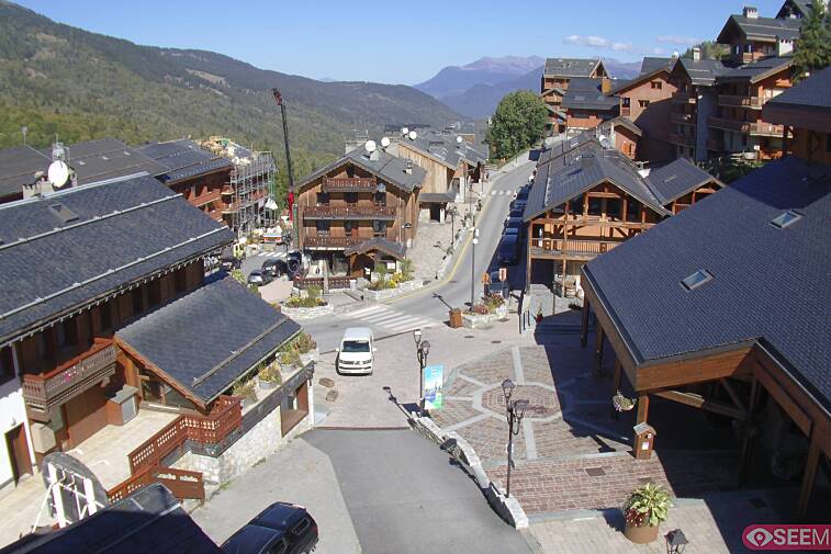 Webcam view of the square at the heart of Meribel, as seen from Hotel Le Doron. On the right is the Tourist Office and main Post Office. Sometimes you can see live entertainment in the square in front