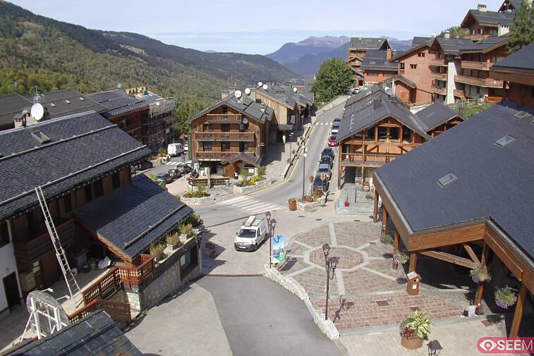 Webcam view of the square at the heart of Meribel, as seen from Hotel Le Doron. On the right is the Tourist Office and main Post Office. Sometimes you can see live entertainment in the square in front