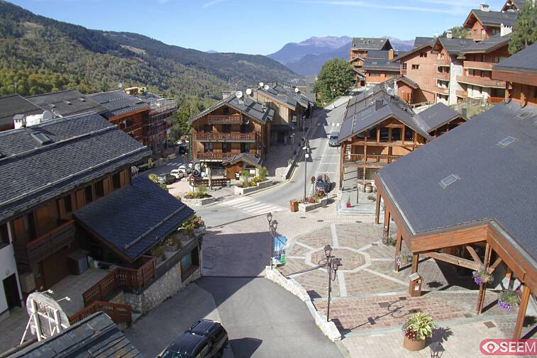 Webcam view of the square at the heart of Meribel, as seen from Hotel Le Doron. On the right is the Tourist Office and main Post Office. Sometimes you can see live entertainment in the square in front