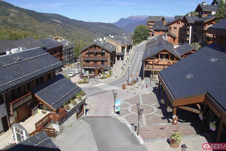 Webcam view of the square at the heart of Meribel, as seen from Hotel Le Doron. On the right is the Tourist Office and main Post Office. Sometimes you can see live entertainment in the square in front
