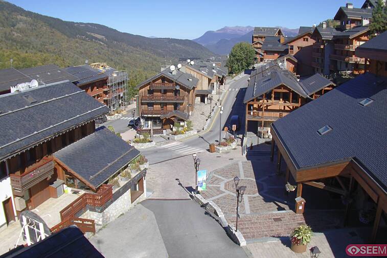 Webcam view of the square at the heart of Meribel, as seen from Hotel Le Doron. On the right is the Tourist Office and main Post Office. Sometimes you can see live entertainment in the square in front