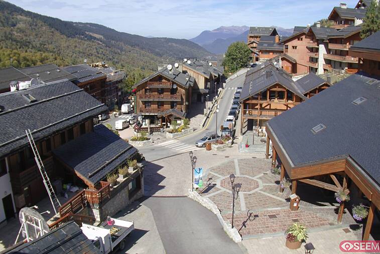Webcam view of the square at the heart of Meribel, as seen from Hotel Le Doron. On the right is the Tourist Office and main Post Office. Sometimes you can see live entertainment in the square in front