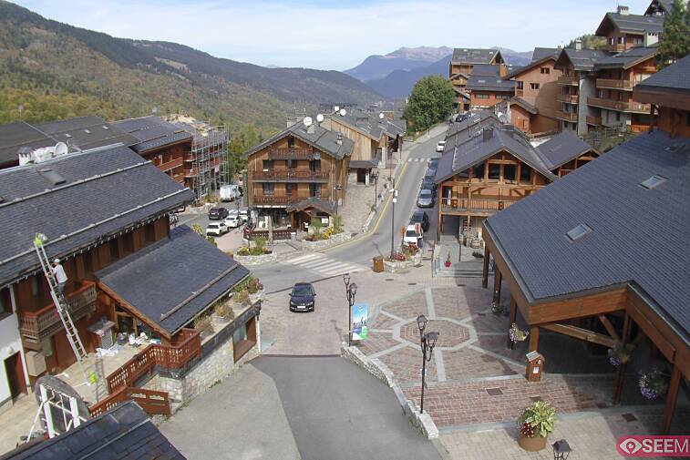 Webcam view of the square at the heart of Meribel, as seen from Hotel Le Doron. On the right is the Tourist Office and main Post Office. Sometimes you can see live entertainment in the square in front
