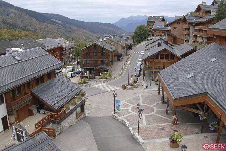 Webcam view of the square at the heart of Meribel, as seen from Hotel Le Doron. On the right is the Tourist Office and main Post Office. Sometimes you can see live entertainment in the square in front