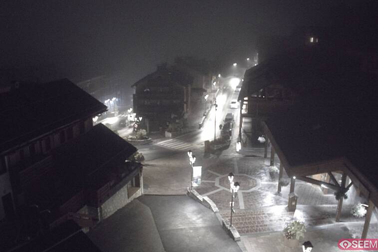 Webcam view of the square at the heart of Meribel, as seen from Hotel Le Doron. On the right is the Tourist Office and main Post Office. Sometimes you can see live entertainment in the square in front