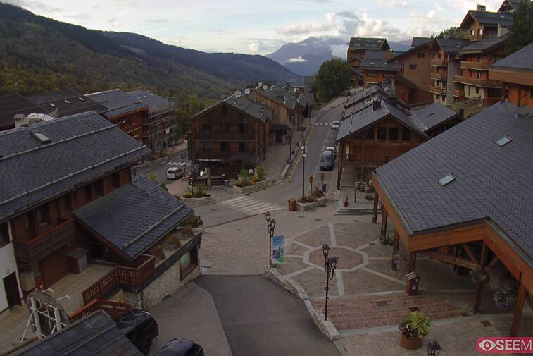 Webcam view of the square at the heart of Meribel, as seen from Hotel Le Doron. On the right is the Tourist Office and main Post Office. Sometimes you can see live entertainment in the square in front