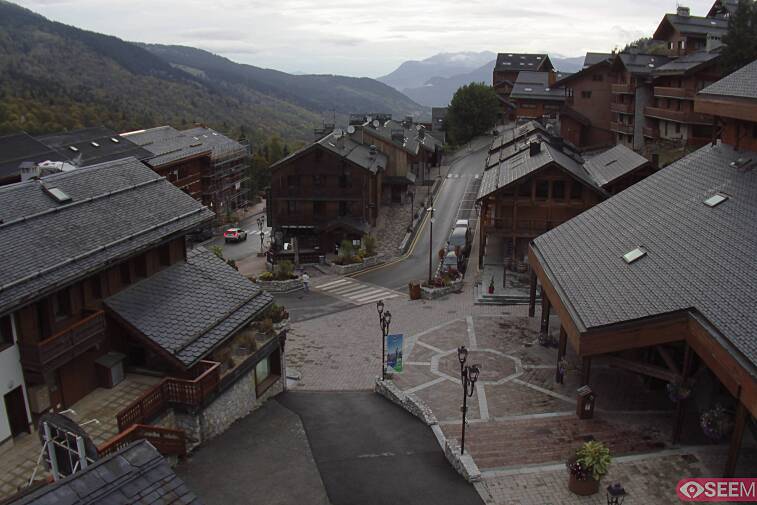 Webcam view of the square at the heart of Meribel, as seen from Hotel Le Doron. On the right is the Tourist Office and main Post Office. Sometimes you can see live entertainment in the square in front