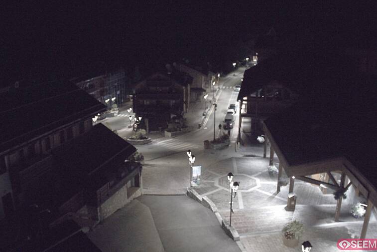 Webcam view of the square at the heart of Meribel, as seen from Hotel Le Doron. On the right is the Tourist Office and main Post Office. Sometimes you can see live entertainment in the square in front