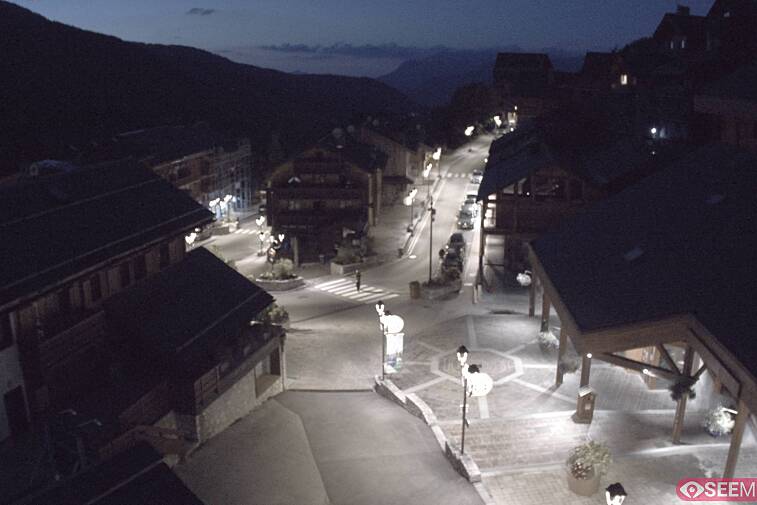 Webcam view of the square at the heart of Meribel, as seen from Hotel Le Doron. On the right is the Tourist Office and main Post Office. Sometimes you can see live entertainment in the square in front