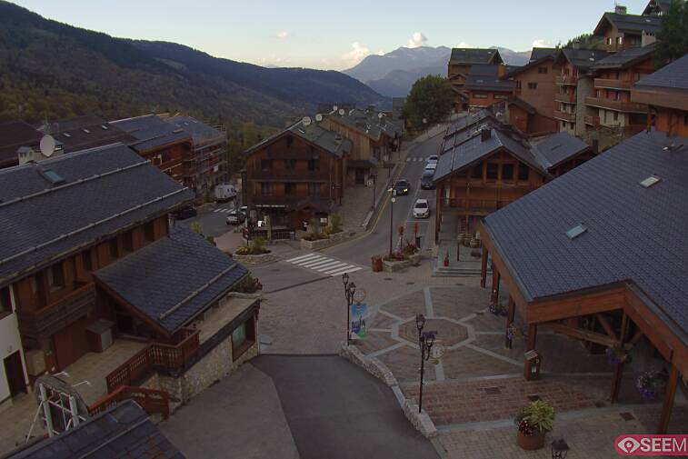 Webcam view of the square at the heart of Meribel, as seen from Hotel Le Doron. On the right is the Tourist Office and main Post Office. Sometimes you can see live entertainment in the square in front