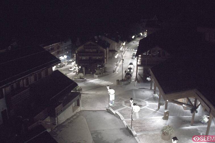 Webcam view of the square at the heart of Meribel, as seen from Hotel Le Doron. On the right is the Tourist Office and main Post Office. Sometimes you can see live entertainment in the square in front