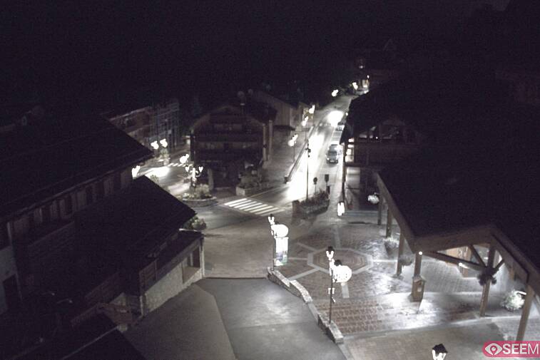 Webcam view of the square at the heart of Meribel, as seen from Hotel Le Doron. On the right is the Tourist Office and main Post Office. Sometimes you can see live entertainment in the square in front