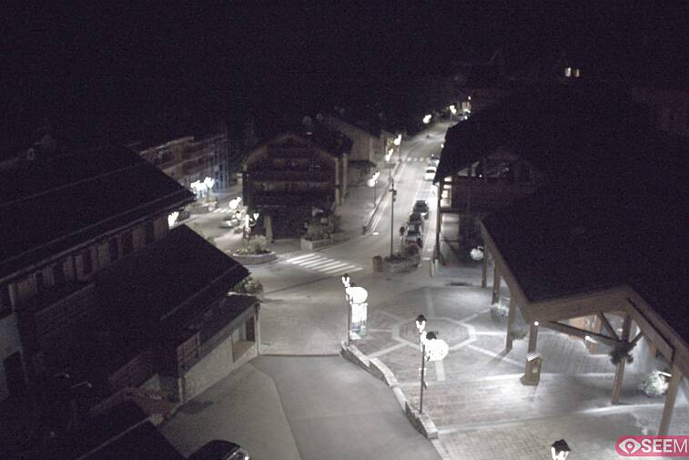 Webcam view of the square at the heart of Meribel, as seen from Hotel Le Doron. On the right is the Tourist Office and main Post Office. Sometimes you can see live entertainment in the square in front