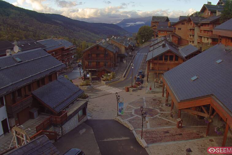 Webcam view of the square at the heart of Meribel, as seen from Hotel Le Doron. On the right is the Tourist Office and main Post Office. Sometimes you can see live entertainment in the square in front