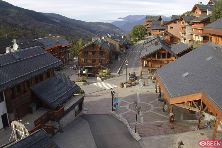 Webcam view of the square at the heart of Meribel, as seen from Hotel Le Doron. On the right is the Tourist Office and main Post Office. Sometimes you can see live entertainment in the square in front