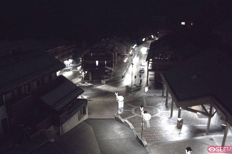 Webcam view of the square at the heart of Meribel, as seen from Hotel Le Doron. On the right is the Tourist Office and main Post Office. Sometimes you can see live entertainment in the square in front