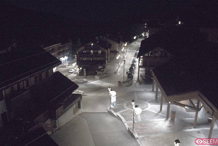 Webcam view of the square at the heart of Meribel, as seen from Hotel Le Doron. On the right is the Tourist Office and main Post Office. Sometimes you can see live entertainment in the square in front