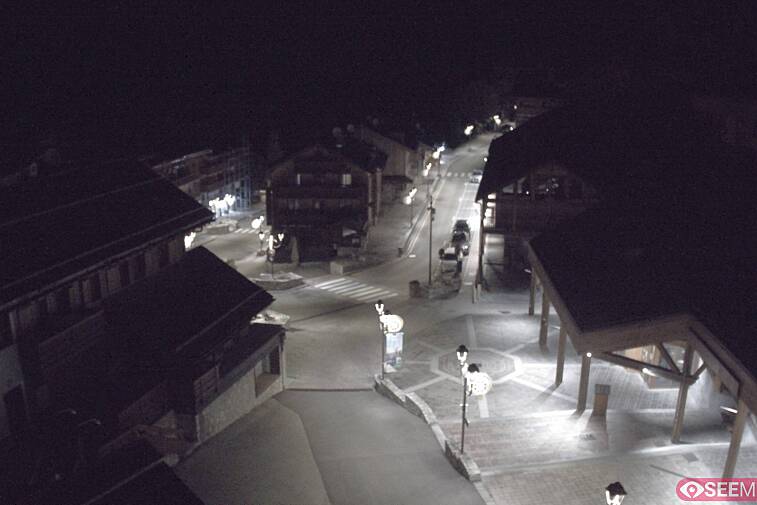 Webcam view of the square at the heart of Meribel, as seen from Hotel Le Doron. On the right is the Tourist Office and main Post Office. Sometimes you can see live entertainment in the square in front