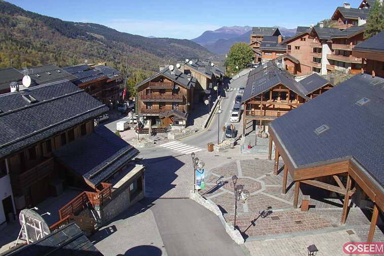Webcam view of the square at the heart of Meribel, as seen from Hotel Le Doron. On the right is the Tourist Office and main Post Office. Sometimes you can see live entertainment in the square in front
