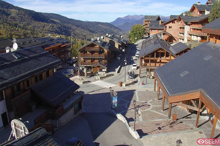 Webcam view of the square at the heart of Meribel, as seen from Hotel Le Doron. On the right is the Tourist Office and main Post Office. Sometimes you can see live entertainment in the square in front
