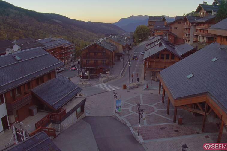 Webcam view of the square at the heart of Meribel, as seen from Hotel Le Doron. On the right is the Tourist Office and main Post Office. Sometimes you can see live entertainment in the square in front