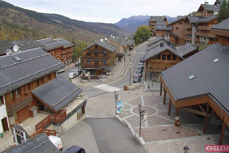 Webcam view of the square at the heart of Meribel, as seen from Hotel Le Doron. On the right is the Tourist Office and main Post Office. Sometimes you can see live entertainment in the square in front