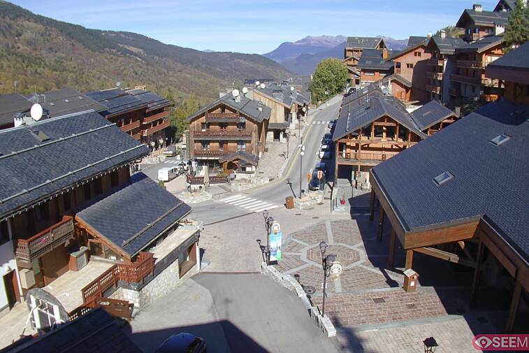 Webcam view of the square at the heart of Meribel, as seen from Hotel Le Doron. On the right is the Tourist Office and main Post Office. Sometimes you can see live entertainment in the square in front