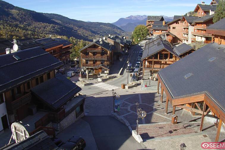 Webcam view of the square at the heart of Meribel, as seen from Hotel Le Doron. On the right is the Tourist Office and main Post Office. Sometimes you can see live entertainment in the square in front