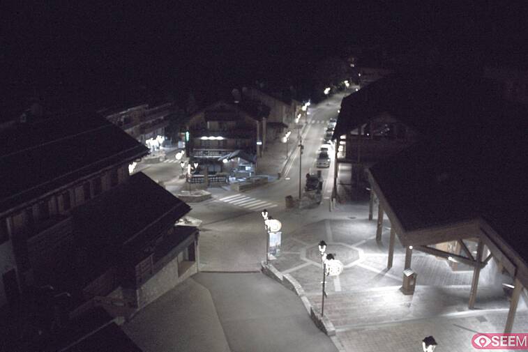 Webcam view of the square at the heart of Meribel, as seen from Hotel Le Doron. On the right is the Tourist Office and main Post Office. Sometimes you can see live entertainment in the square in front