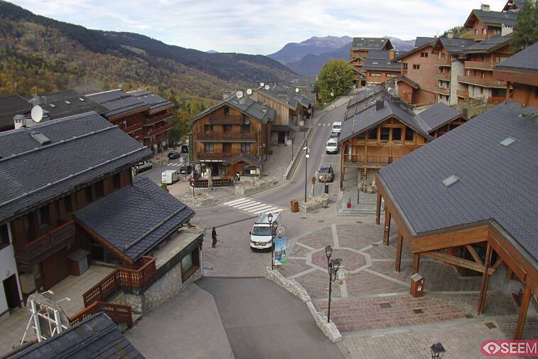 Webcam view of the square at the heart of Meribel, as seen from Hotel Le Doron. On the right is the Tourist Office and main Post Office. Sometimes you can see live entertainment in the square in front