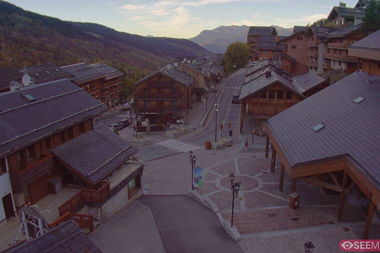 Webcam view of the square at the heart of Meribel, as seen from Hotel Le Doron. On the right is the Tourist Office and main Post Office. Sometimes you can see live entertainment in the square in front