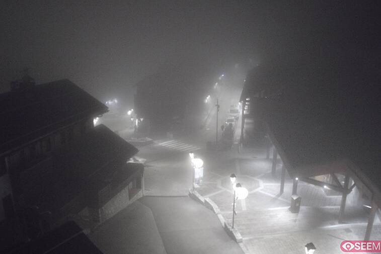 Webcam view of the square at the heart of Meribel, as seen from Hotel Le Doron. On the right is the Tourist Office and main Post Office. Sometimes you can see live entertainment in the square in front