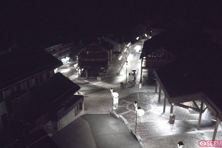 Webcam view of the square at the heart of Meribel, as seen from Hotel Le Doron. On the right is the Tourist Office and main Post Office. Sometimes you can see live entertainment in the square in front