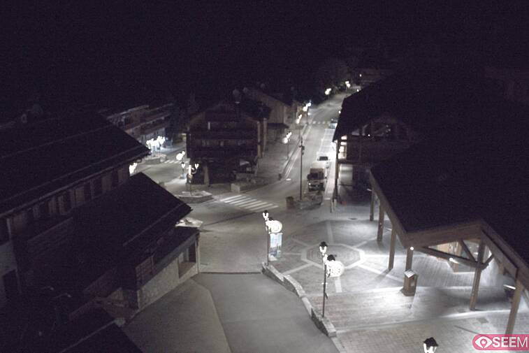 Webcam view of the square at the heart of Meribel, as seen from Hotel Le Doron. On the right is the Tourist Office and main Post Office. Sometimes you can see live entertainment in the square in front