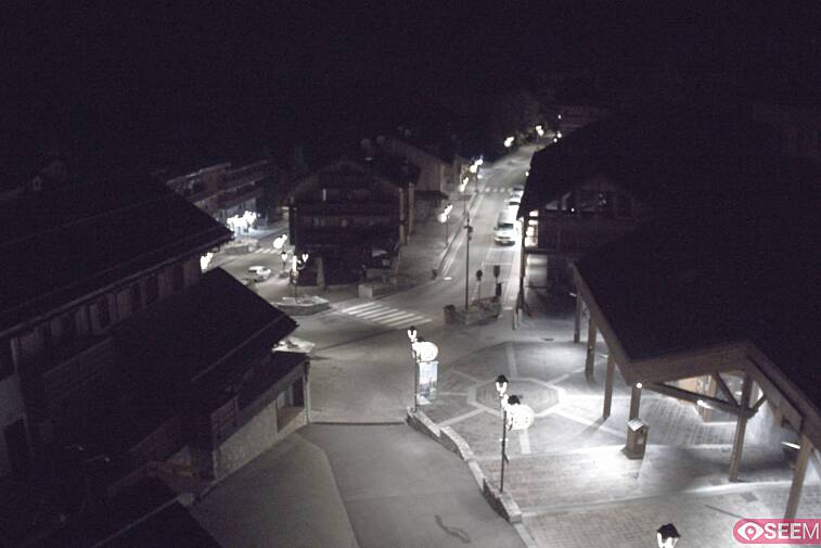 Webcam view of the square at the heart of Meribel, as seen from Hotel Le Doron. On the right is the Tourist Office and main Post Office. Sometimes you can see live entertainment in the square in front