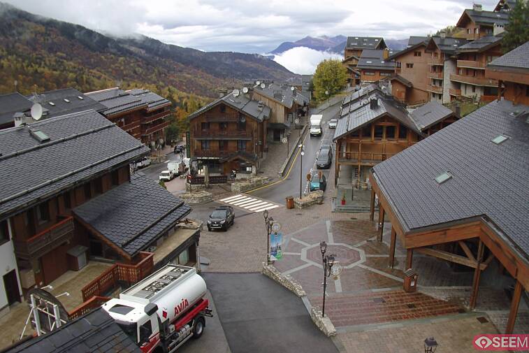Webcam view of the square at the heart of Meribel, as seen from Hotel Le Doron. On the right is the Tourist Office and main Post Office. Sometimes you can see live entertainment in the square in front