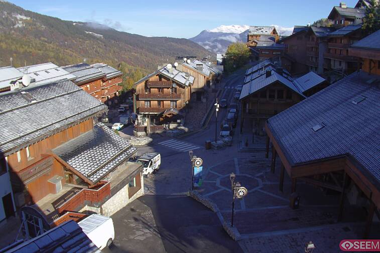 Webcam view of the square at the heart of Meribel, as seen from Hotel Le Doron. On the right is the Tourist Office and main Post Office. Sometimes you can see live entertainment in the square in front