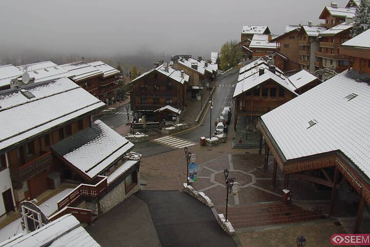 Webcam view of the square at the heart of Meribel, as seen from Hotel Le Doron. On the right is the Tourist Office and main Post Office. Sometimes you can see live entertainment in the square in front