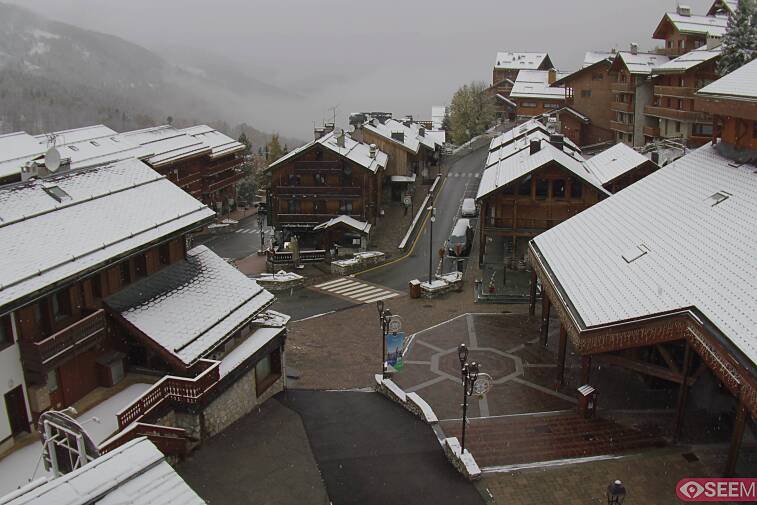 Webcam view of the square at the heart of Meribel, as seen from Hotel Le Doron. On the right is the Tourist Office and main Post Office. Sometimes you can see live entertainment in the square in front