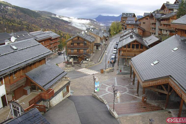 Webcam view of the square at the heart of Meribel, as seen from Hotel Le Doron. On the right is the Tourist Office and main Post Office. Sometimes you can see live entertainment in the square in front