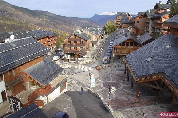 Webcam view of the square at the heart of Meribel, as seen from Hotel Le Doron. On the right is the Tourist Office and main Post Office. Sometimes you can see live entertainment in the square in front