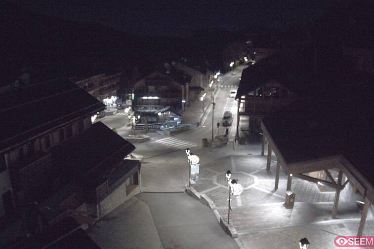 Webcam view of the square at the heart of Meribel, as seen from Hotel Le Doron. On the right is the Tourist Office and main Post Office. Sometimes you can see live entertainment in the square in front