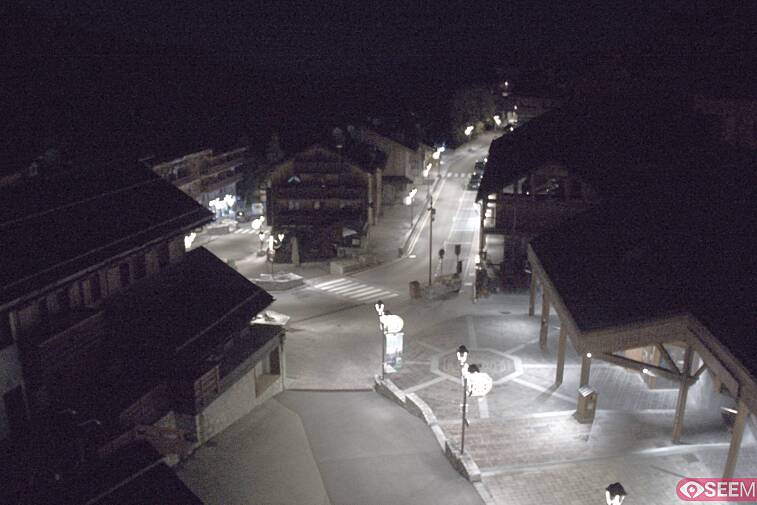 Webcam view of the square at the heart of Meribel, as seen from Hotel Le Doron. On the right is the Tourist Office and main Post Office. Sometimes you can see live entertainment in the square in front