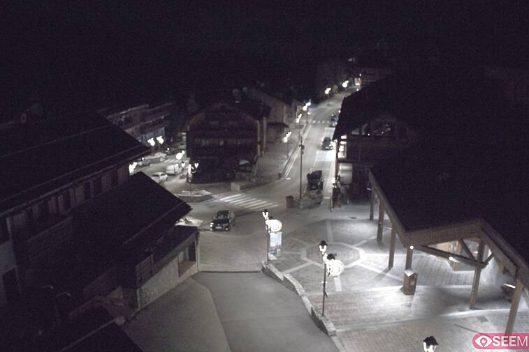 Webcam view of the square at the heart of Meribel, as seen from Hotel Le Doron. On the right is the Tourist Office and main Post Office. Sometimes you can see live entertainment in the square in front
